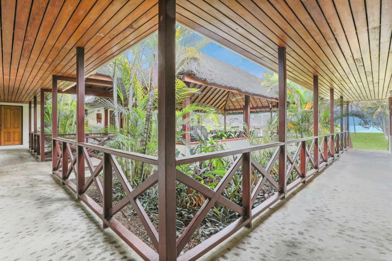 Beachfront Resort Luganville Exterior foto